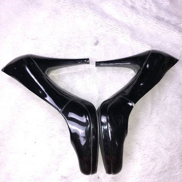 Nine West Black Patent Leather Round Toe Pump - Picture 5 of 9